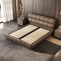 Lit double de luxe italien moderne en cuir véritable, cadre de lit capitonné, lit king size, mobilier de chambre principale, lit double design