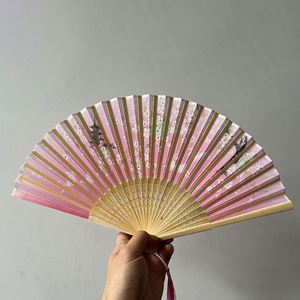 Éventails pliants en plastique de style vintage rétro en gros pour la danse et les mariages - Product Image 5