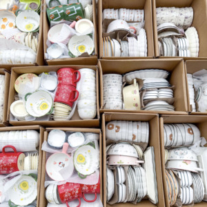 Precio al por mayor: Lote mixto <span class=keywords><strong>de</strong></span> <span class=keywords><strong>vajilla</strong></span> <span class=keywords><strong>de</strong></span> cerámica colorida y adorable (tazones, tazas, platillos, platos) - Venta por tonelada - Product Image 1