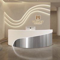 Comptoir de caisse de salon de beauté moderne minimaliste incurvé, comptoir de bar de magasin de vêtements en acier inoxydable de luxe, bureau de réception d'entreprise