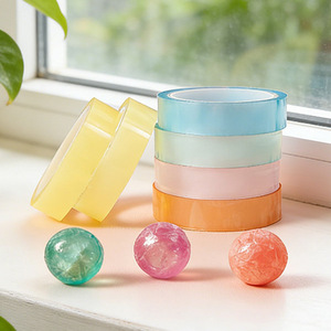 Ruban Adhésif Transparent Effet Balle Collante 1,2 cm x 6 m Film Étirable Jouet Anti-Stress Couleurs Aléatoires Fils à Tirer à la Main - Product Image 1