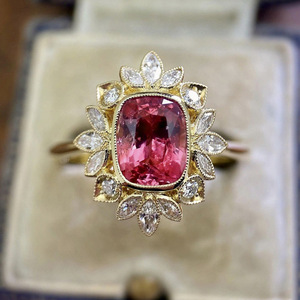 Anello con Accento in Cristallo Rosso per Donne, Tono Dorato, Elegante Anello alla Moda per Uso Quotidiano e Feste - Product Image 3