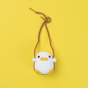 Pendentif canard en laine fait main au crochet, motif animal mignon, décoration pour rétroviseur de voiture, style Art Déco pour sacs d'école - Product Image 2