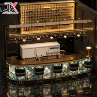Meuble de bar de luxe sur mesure avec vitrine rétroéclairée, étagère à vin LED en verre suspendue, cadre doré, ensemble de mobilier commercial