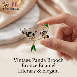 Broche vintage Panda en émail bronze rétro – Cadeau chinois pour le Nouvel An, idéale pour les tenues littéraires - Product Image 1