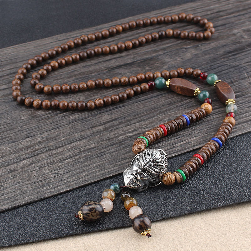 (lotta contro Buddha) catena di perline di legno