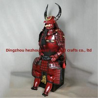 Armure de samouraï japonaise en fer, faite à la main, personnalisable, avec boîte en bois à cornes rouges, accessoires de costume pour accessoire télévisuel
