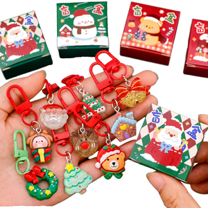Llavero <span class=keywords><strong>de</strong></span> Resina PVC Rojo <span class=keywords><strong>de</strong></span> Navidad con Diseño <span class=keywords><strong>de</strong></span> Dibujos Animados - Lindo Regalo <span class=keywords><strong>de</strong></span> Papá Noel para Colgar en Mochilas y Regalo para <span class=keywords><strong>Mejores</strong></span> Amigos - Product Image 1