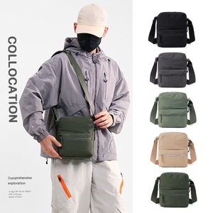 Sac bandoulière décontracté classique et tendance pour homme, personnalisable en petites séries avec logo urgent, en nylon imperméable - Product Image 1