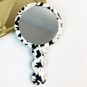 Miroir de maquillage circulaire portable de haute qualité, en acétate, à l'impression vintage, de forme circulaire, au design simple, délicat, pour un usage quotidien - Product Image 2