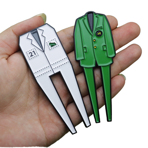 Herramienta de golf multifunción de aleación de zinc con diseño creativo de traje, duradera y portátil para reparar el green. - Product Image 1