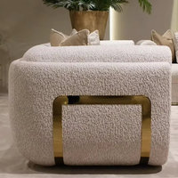Sofá Blanco para Salón Tapizado en Terciopelo con Decoración de Acero Inoxidable Dorado para Sala de Estar de Villa o Casa de Huéspedes