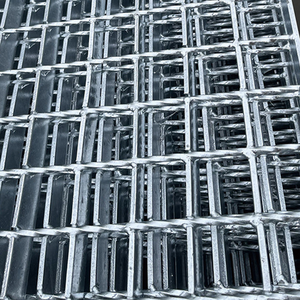 Grille de protection robuste en acier galvanisé soudé antidérapante pour caniveau de drainage, couloir industriel et plateforme de circulation - Product Image 2