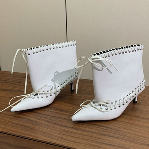 Bottines à talons bas pour femmes, à lacets, coupe ample à la cheville, avec découpes larges et trous métalliques décoratifs, bout pointu et nœud avant - Product Image 3