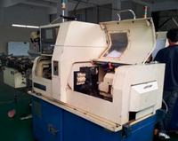Tour CNC automatique de type suisse TSUGAMI B018-III pour l'usinage de micro-pièces en acier inoxydable, 10000 tr/min, double broche