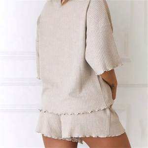 Ensemble de vêtements courts en tricot gaufré pour femmes de haute qualité, nouvelle arrivée, couleur unie personnalisée, ensemble décontracté en deux pièces, pull uni - Product Image 4