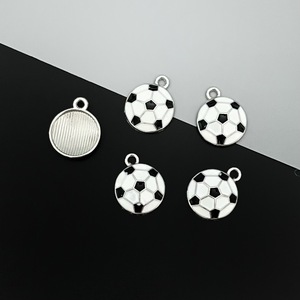 Colgantes pequeños de fútbol de esmalte, de aleación de zinc, accesorios para la fabricación de joyas DIY - Product Image 1