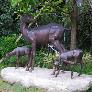 Sculpture décorative de cerf Sika simulé en bronze, ornement de jardin extérieur résistant aux intempéries, artisanat métallique autoportant - Product Image 2