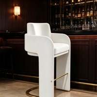 Tabouret de bar blanc de luxe moderne avec base en métal doré, chaise de bar rembourrée à hauteur de comptoir avec accoudoirs pour îlot de cuisine à domicile