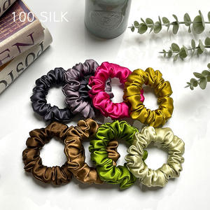 Venta al por mayor de <span class=keywords><strong>diferentes</strong></span> tamaños de 30mm de seda <span class=keywords><strong>Scrunchies</strong></span> para las mujeres decoración del cabello 100% de seda de morera <span class=keywords><strong>Scrunchies</strong></span> banda para el cabello - Product Image 3