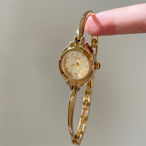 ตัวเรือนโลหะผสม กระจกมิเนอรัล ตัวล็อคแบบกดพับเดียว นาฬิกาโครโนกราฟ สไตล์ล้ำยุค แฟชั่นโดดเด่น ไม่ซ้ำใคร สำหรับทุกเพศ - Product Image 4