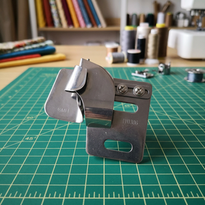Máquina de coser de doble aguja Dayu306 con funda de acero inoxidable para costuras de paneles traseros de camisas en telas de grosor medio y fino. - Product Image 3