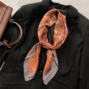 Bandana Etnica Multifunzionale dal Design Elegante per Donne, Foulard Quadrato con Stampa Digitale Effetto Seta - Product Image 6