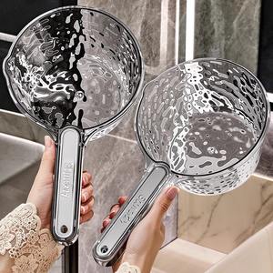 Aopums Cucharón de agua de plástico transparente 7720, mango largo duradero para regar plantas de cocina, lavar inodoros - Product Image 1