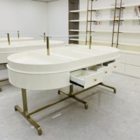 Luxuriöse Cremeweiße Klavierlack-Schmuckvitrine Ausstellungsschrank mit Edelstahl-Titan-Beschichtung und Dreifarbiger LED-Beleuchtung