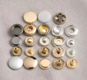 Hochwertige, langlebige Druckknöpfe aus hellem Gold, Metall, Zink legierung, Flatback-Stil, geprägtes Logo, hängende, quadratische Muschel kleidung - Product Image 2