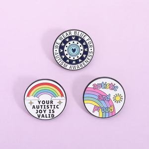 En gros, badges métalliques créatifs à thème de dessin animé, broches lettres arc-en-ciel uniques, série « Sensibilisation à l'Autisme » - Product Image 2
