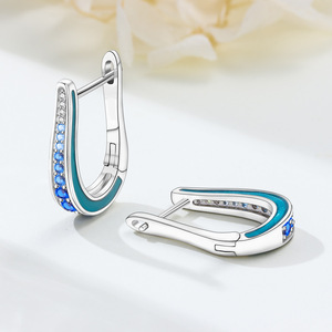 Pendientes de aro simples de latón blanco con degradado azul, el accesorio perfecto para mujeres que asisten a fiestas. - Product Image 4