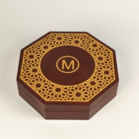 Boîte cadeau octogonale en bois foncé pour chocolats et dattes, doublure en velours, motif gravé au laser, logo personnalisé pour l'emballage de friandises du Ramadan et de l'Aïd