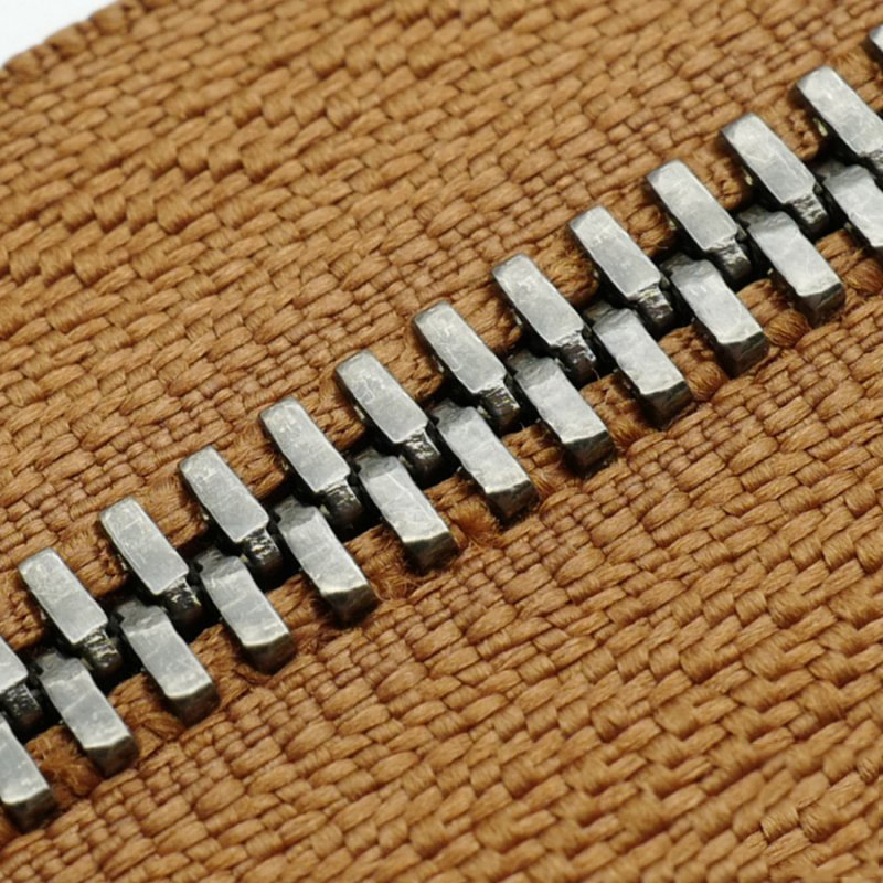 Tissu marron + dents en argent antique