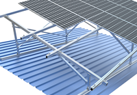 Système de montage solaire inclinable à plusieurs piliers avec structure de raccords métalliques en forme de toit en tôle pour un ombrage efficace
