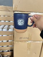 Livraison à temps, logo personnalisé, tasse à café en céramique blanche brillante/mate de 15 oz avec fond en liège et couvercles noirs pour cadeau d'entreprise