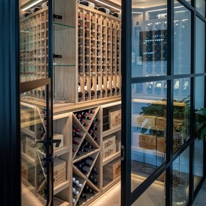 Cave à <span class=keywords><strong>vin</strong></span> en bois massif sur mesure Royal Metal avec enceinte en verre et éclairage LED, stockage de <span class=keywords><strong>vin</strong></span> de luxe pour les intérieurs de villas et d'hôtels - Product Image 4