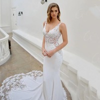 Gaun pengantin model halter fishtail untuk pengantin wanita, ramping dan pas di badan. Terbuat dari renda satin Prancis.