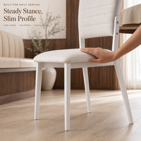 Chaise Tuck Line en lait de riz, dossier à points de couture et assise en mousse sur pieds fins pour coin traiteur, salle de dégustation et hall d'accueil
