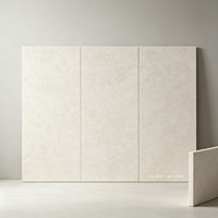 Dalle en pierre frittée 1200x2700x6mm Crème, effet pierre calcaire pleine masse avec veines subtilles pour revêtement mural et revêtement de sol de luxe pour hôtels