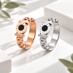Anillo de Acero Inoxidable con Números Romanos y Baño de Oro Rosa de 14K - Product Image 1