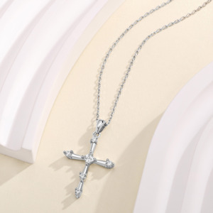 Nouveau Collier Chrétien pour Femme en Argent Sterling 925 Plaqué Rhodium avec Pendentif Croix et Zircon Cubique Taille Princesse – Cadeau - Product Image 4