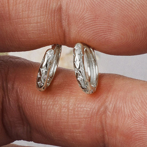 Pendientes de aro con forma de estrella de cuatro puntas para mujer, accesorios simples para el uso diario - Product Image 6