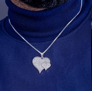 Collier élégant avec pendentif en moissanite, au design raffiné et à l'éclat scintillant, idéal pour un anniversaire, un mariage ou comme cadeau. - Product Image 6