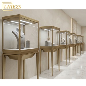 Elegantes Vitrinas de Joyería de Estilo Torre en Color Dorado Champán, Iluminadas, con Luz - Product Image 5