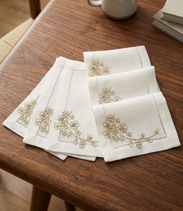 Servilleta de Tela Blanca Hecha a Mano en Vietnam, de Poliéster y Algodón, con Borde Cosido, para Bodas y Fiestas - Product Image 1