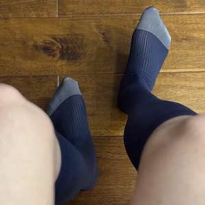 Fine bande verticale argent gris orteil noir <span class=keywords><strong>bleu</strong></span> <span class=keywords><strong>marine</strong></span> moyen long tube droit <span class=keywords><strong>bas</strong></span> en <span class=keywords><strong>nylon</strong></span> pour hommes - Product Image 4