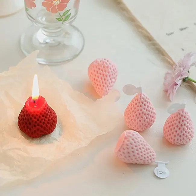 New Design Custom Romantic Love Fruit Strawberry Shaped Scented Candles Aromatic Candles For Home Decoration Wedding