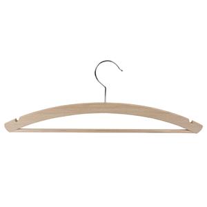 Cintre en bois finition naturelle avec crochet métallique pour le rangement des vêtements - Product Image 1
