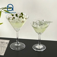 Verres à martini de style japonais, à tige épaisse et transparente, classiques et élégants, pour cocktails et événements.